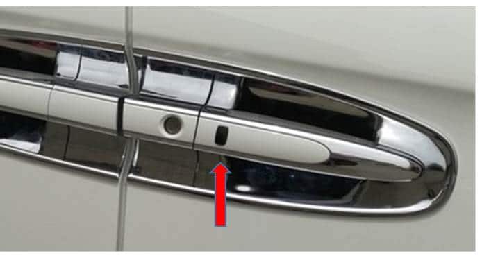 黑色按鈕為車門手把解鎖按鈕，將把手按鈕按下時系統即會透過把手天線與鑰匙通訊