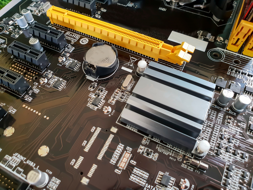 以現今產品支援的PCIe 5.0為例，其頻率已高達16GHz，具有32GT/s的傳輸速度。