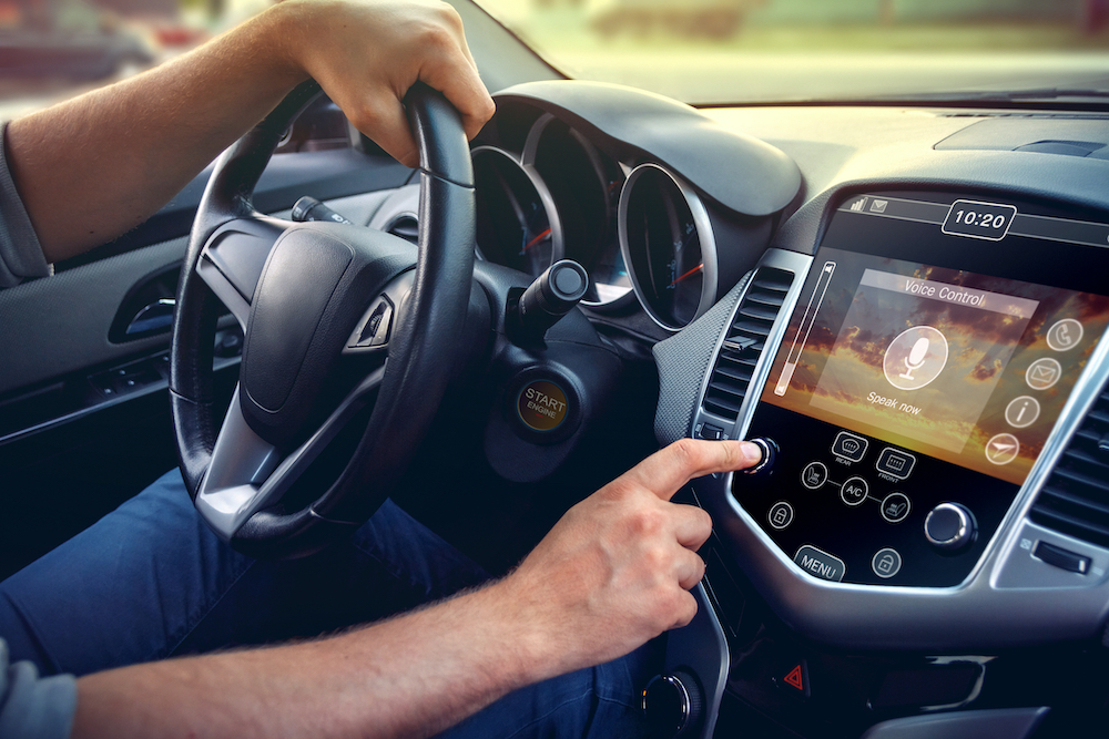 隨著近年來智慧電子座艙(e-Cockpit)概念的逐漸普及，「智慧車用語音助理」也追隨此趨勢導入更多像是語音互動、即時導航、多媒體播放與車控等多項功能。