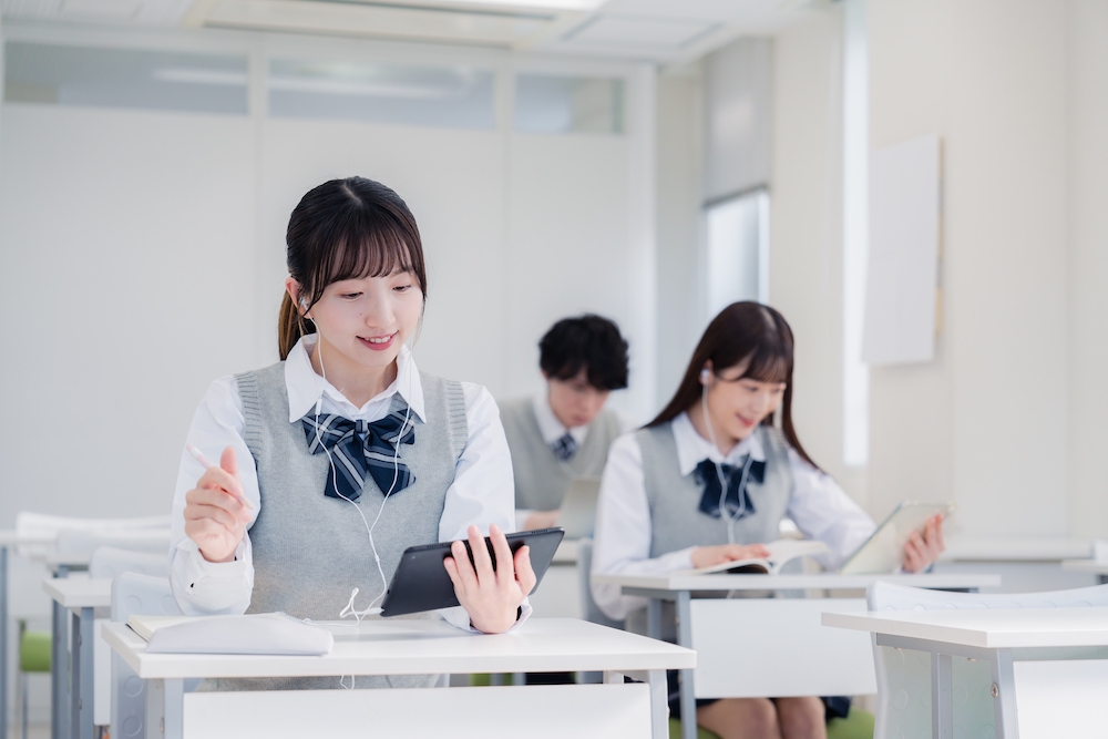 日本政府文部省於令和元年(2019年)開始推動「GIGA School」計畫，希望能透過科技輔助教學的方式，進一步加快數位化學習的腳步。