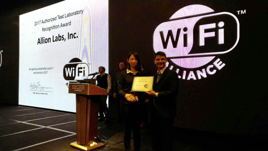 百佳泰全球無線產業發展部協理楊登景（前左）獲頒「授權測試實驗室貢獻獎」